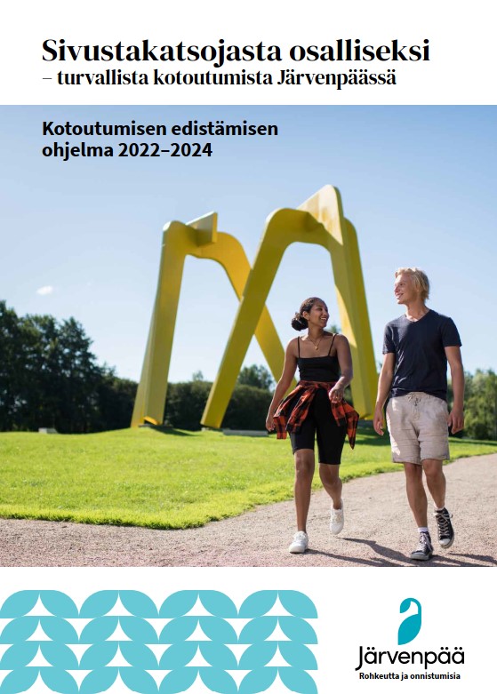 Kotoutumisen edistämisen ohjelman kansilehti, jossa nainen ja mies kulkevat Rantapuistossa, takana keltainen Kolmisointu-monumentti.