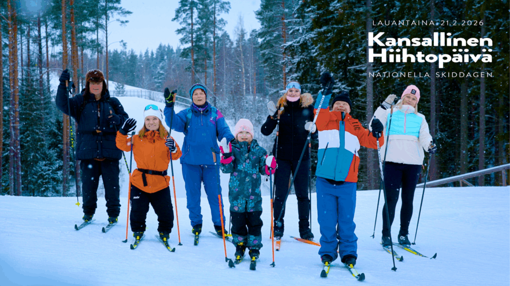 Ryhmä ihmisiä hiihtämässä lumisessa maisemassa metsän keskellä. Taustalla näkyy puita ja sininen taivas. Kuvassa on teksti 'Lauantaina 21.2.2026 Kansallinen Hiihtopäivä'.