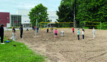 Lapsia beach volley -kentällä.