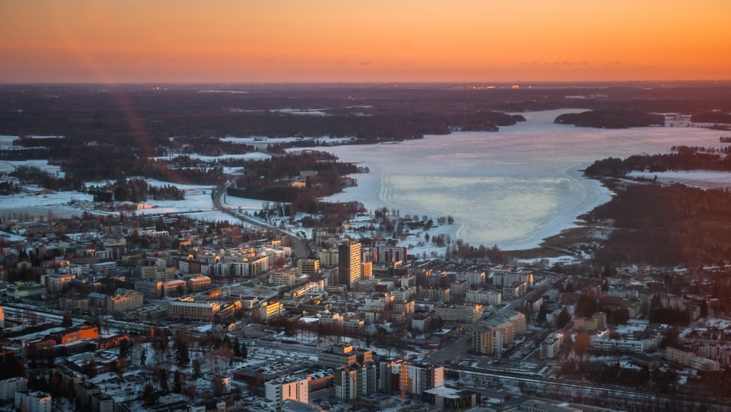 Ilmakuva talvisesta Järvenpäästä, taustalla Tuusulanjärvi
