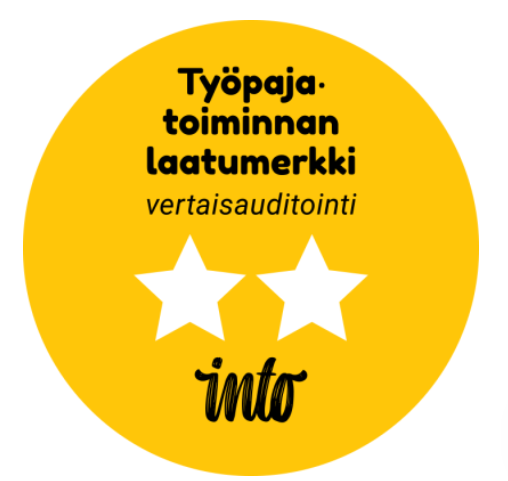Keltainen ympyrä, jossa on kaksi valkoista tähteä ja teksti 'Työpajatoiminnan laatumerkki, vertaisauditointi' sekä 'into'.