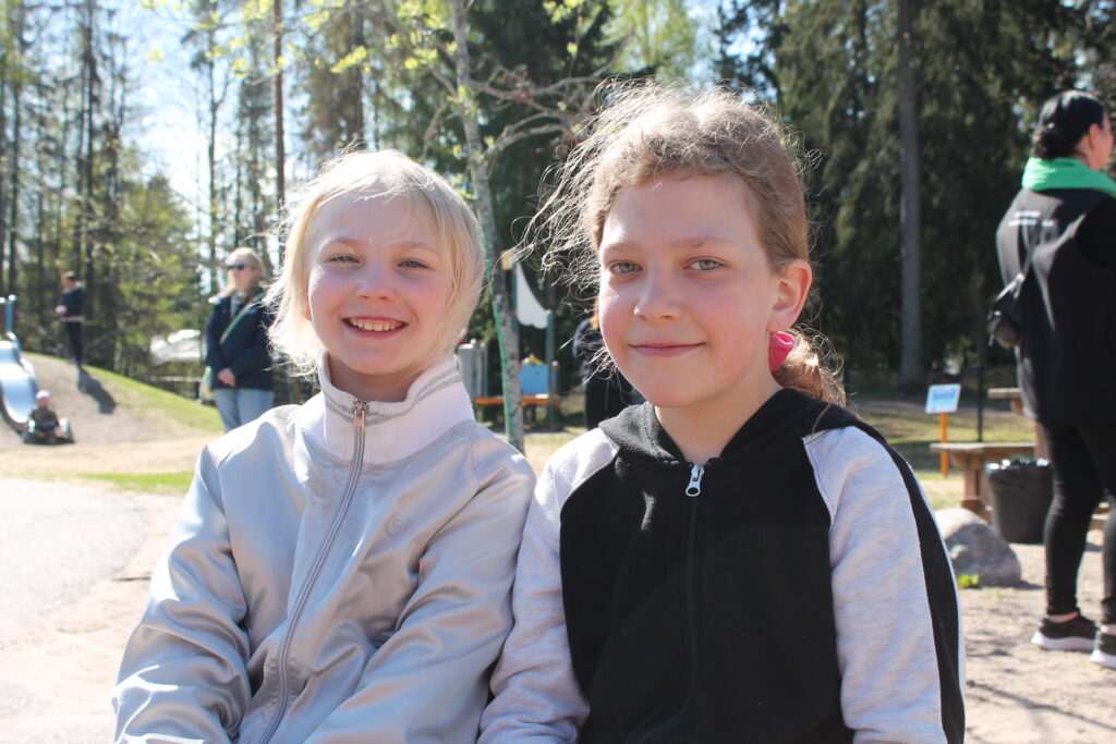 Kaksi Saunakallion koulun oppilasta JoutsikkiFestissä