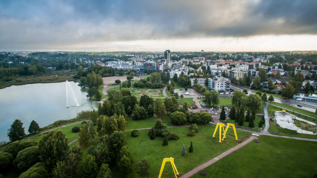 Järvenpää kuvattuna ilmasta. Kolmisointu edessä oikealla.