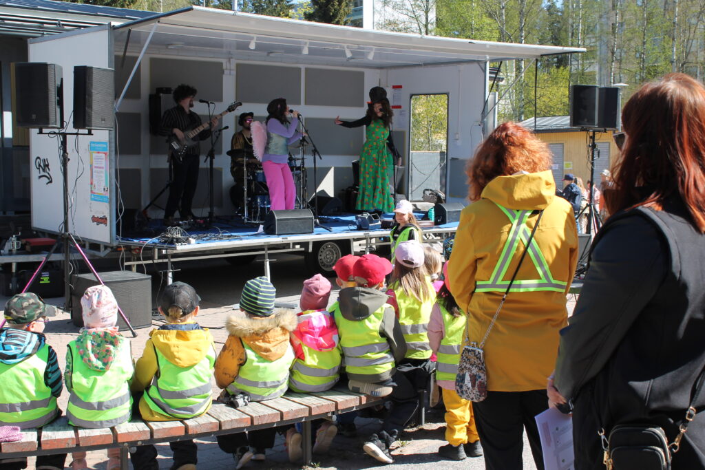 Yleisöä JoutsikkiFest tapahtumassa