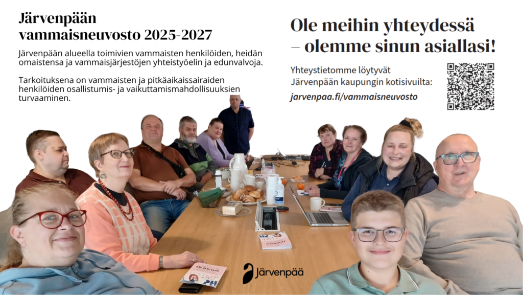 Kuvassa 12 henkilöä, joista 11 on vammaisneuvoston jäseniä ison pöydän ääressä, ja yksi on henkilökohtainen avustaja. Kuvassa oleva vammaisneuvosto toimii 1.6.2025-31.5.2027 välisen ajan.