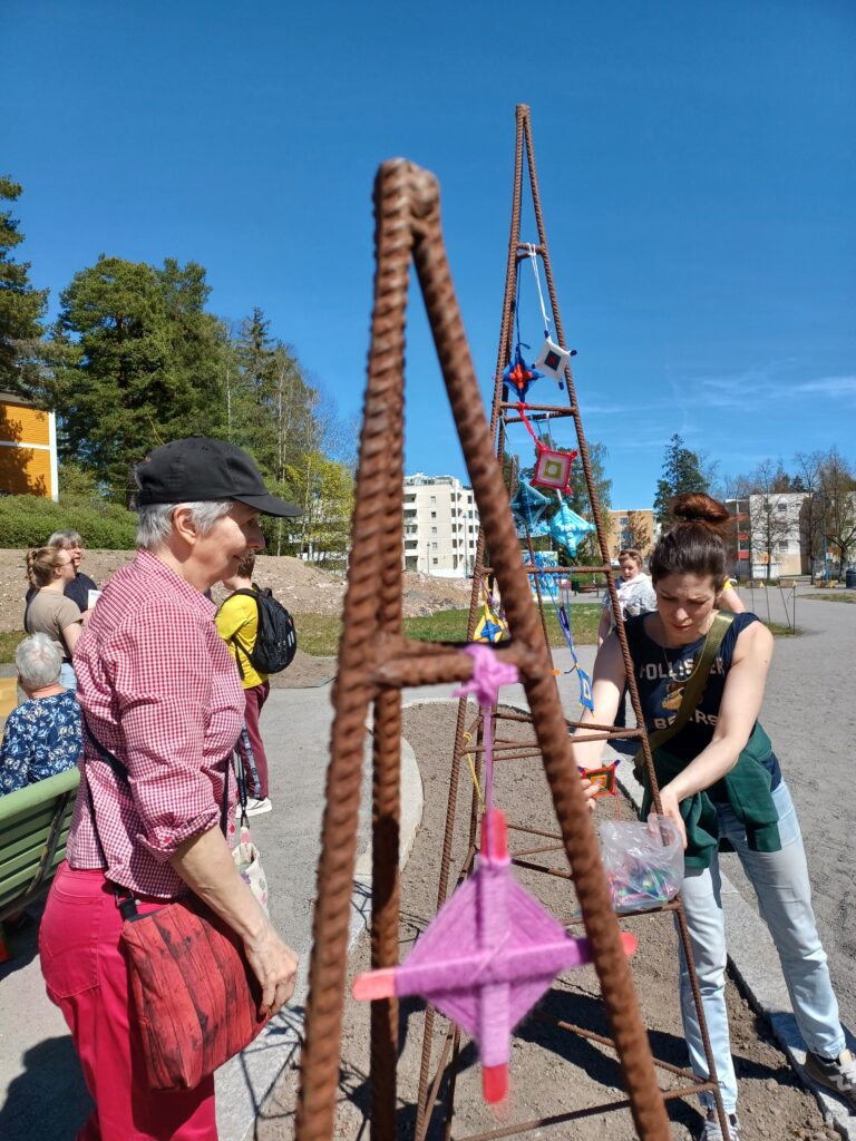 Kuvassa tehdään talkoilla pajuaidannetta.
