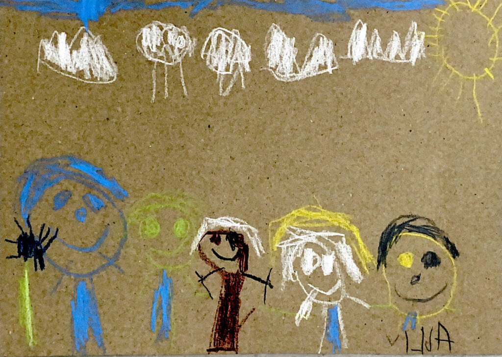 Lapsen tekemässä piirustuksessa hymyileviä lapsia, aurinko sekä puita