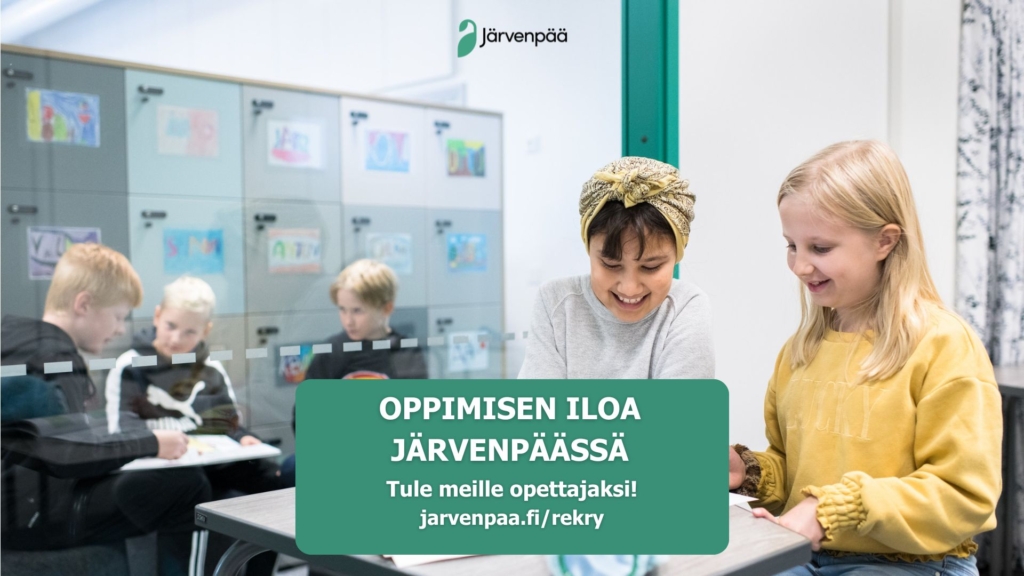 Kaksi lasta istuu pöydän ääressä hymyillen ja opettaja katsoo heidän työtään. Taustalla kaksi muuta lasta lukee kirjaa. Kuvassa teksti: 'OPPIMISEN ILOA JÄRVENPÄÄSSÄ Tule meille opettajaksi! jarvenpaa.fi/rekry'.