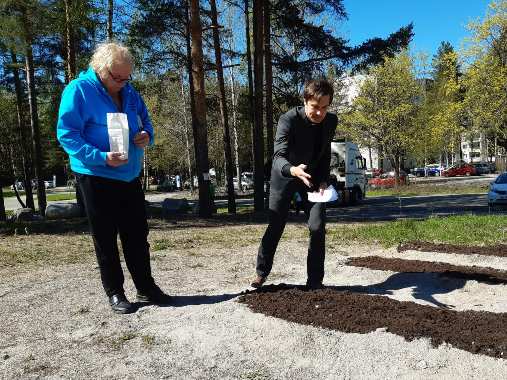 Seurakunnan kanttori Heikki Ruokonen ja kirkkoherra Vesa Koivisto siunasivat yhteisöviljelmän