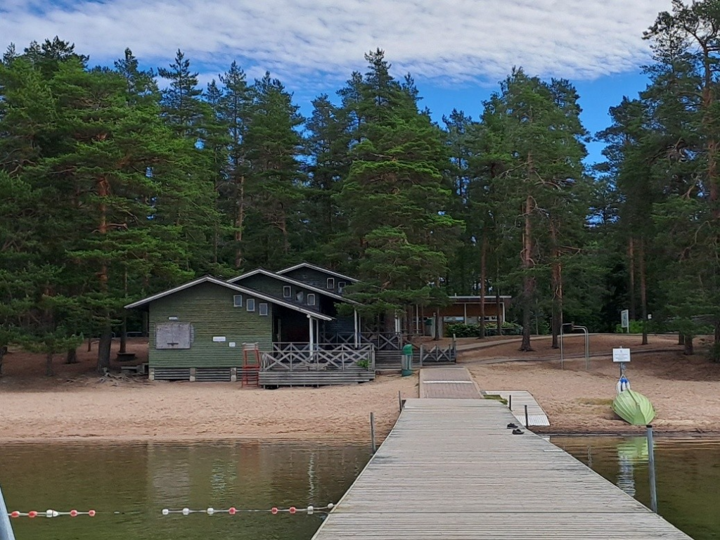 Sääksin uimaranta ja rakennuksia kuvattuna laiturin päädystä.