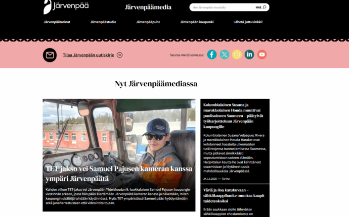 Järvenpäämedian verkkosivun näkymä: yläosassa Järvenpään kaupungin logo ja navigaatiovalikko. Sivulla esitellään ajankohtaisia Järvenpäämedia-juttuja, joista suurin kuva näyttää nuoren henkilön istumassa junan ohjaamossa TET-jakson aikana. Oikealla puolella näkyy pienempiä nostoja kahdesta muusta artikkelista.