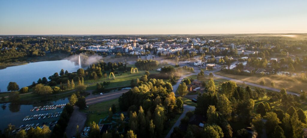 Ilmakuva Järvenpäästä taustalla Tuusulanjärveä ja Kolmisointupatsaat