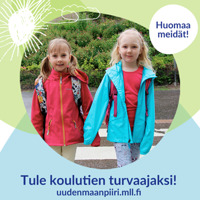 Kaksi tyttöä seisoo vierekkäin ulkona, toinen pukeutunut punaiseen takkiin ja toinen siniseen. Taustalla on vehreä maisema. Kuvassa on teksti: 'Huomaa meidät! Tule koulutien turvaajaksi! uudenmaanpiiri.mll.fi'.
