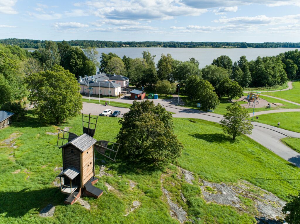 Järvenpään Vanhankylänniemi ilmasta kuvattuna, tuulimylly kuvan vasemmassa alalaidassa.