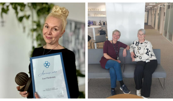 Kaksi valokuvaa. Vasemmalla vaalea hiuksinen nainen pitää kädessään palkintoplakettia ja puista palkintoesinettä. Plaketissa lukee Essi Flinkman. Oikealla kaksi naista istuu harmaalla sohvalla toimistoympäristössä ja hymyilee kameralle.