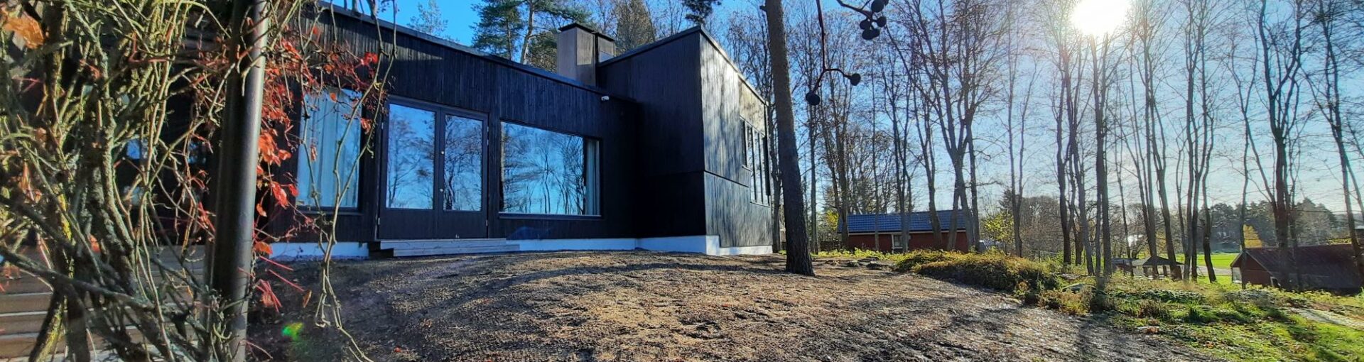 Villa Kokkonen auringossa lokakuussa 2021