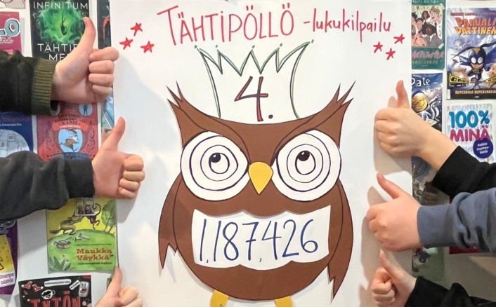 Ihmiset pitävät ylös peukaloitaan ympäröiden julisteen, jossa on piirretty pöllö kruunulla ja teksti 'Tähtipöllö-lukukilpailu 4.' sekä 'Anttilan vitoset'. Pöllön rinnan päällä on numero '1 187 426'. Taustalla on kirjojen kansia.