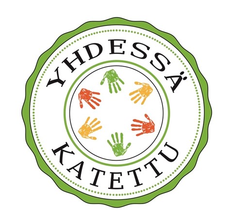 Logo, jossa on vihreä reunus ja sen sisällä teksti 'YHDESSÄ KATETTU'. Keskellä on viisi eriväristä ihmisten kämmenten jälkeä.