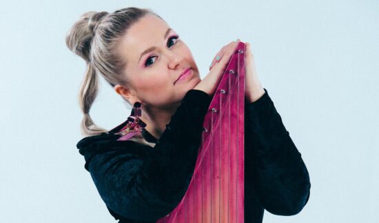 Maja Kauhanen kanteleen kanssa