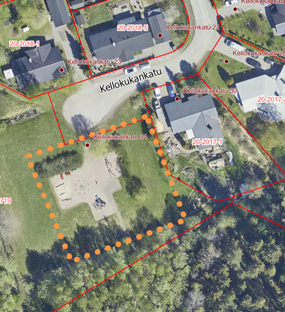 Ilmakuva Kellokukankadun alueesta. Kuvassa näkyy asuinrakennuksia tonttirajoineen (punaisella) sekä Kellokukankatu. Alareunassa on puistoalue, jossa leikkipaikka. Leikkipaikan ympärille on merkitty katkoviivalla (oranssi) rajattu alue.