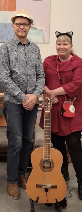 Musiikkiduo Hymy eli Arto ja Eija sekä kitara.